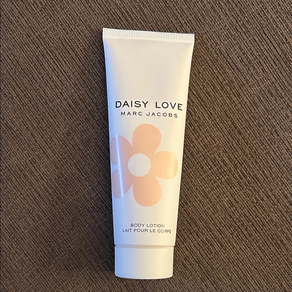 Marc Jacobs Daisy Love Lotion in White and Pink